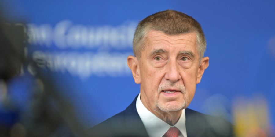 ARCHIV - Andrej Babis, Ministerpräsident der Tschechischen Republik, spricht am Rande des EU-Gipfels mit Journalisten. In Tschechien ist ein Misstrauensantrag gegen die Regierung des R...