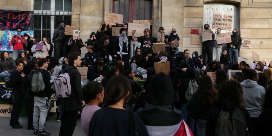 Schülerinnen und Schüler blockieren den Eingang des Gymnasiums Arago in Paris. Foto: Aurelien Morissard/AP/dpa