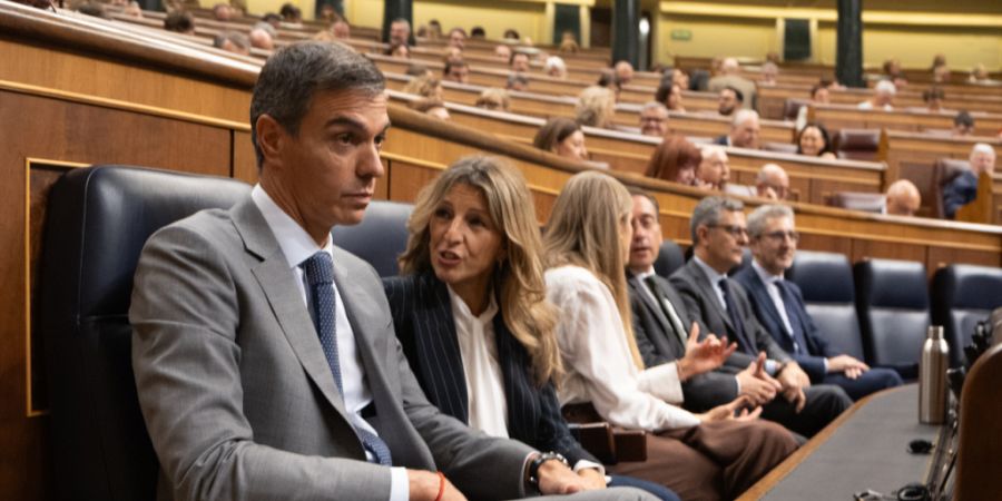 Spaniens Ministerpr‰sident Pedro S·nchez (l), und die zweite stellvertretende Ministerpr‰sidentin und Ministerin f¸r Arbeit und Sozialwirtschaft, Yolanda DÌaz (2.v.l), ne...