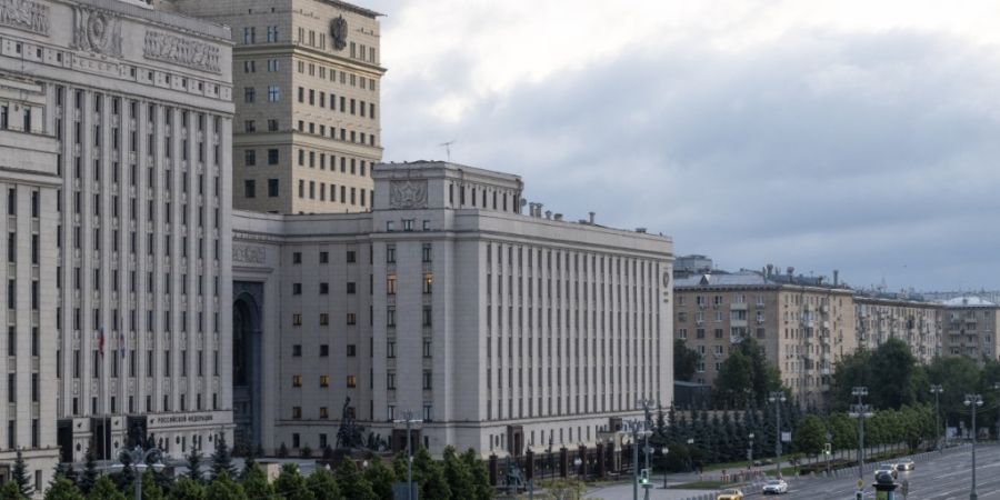 ARCHIV - Ein Blick auf das Gebäude des russischen Verteidigungsministeriums mit Flugabwehrsystemen auf dem Dach in Moskau, Russland. Foto: Uncredited/AP/dpa