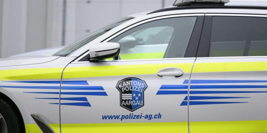 Trickdiebe haben am Sonntag im Kanton Aargau eine Rentnerin und einen Rentner bestohlen. Die Kantonspolizei Aargau nahm eine Frau und einen Mann als Tatverdächtige fest. (Symbolbild)