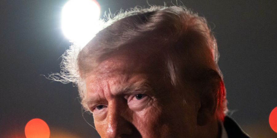 US-Präsident Donald Trump spricht mit Reportern, nachdem er mit der Air Force One auf der Joint Base Andrews in Maryland gelandet ist. Foto: Alex Brandon/AP/dpa