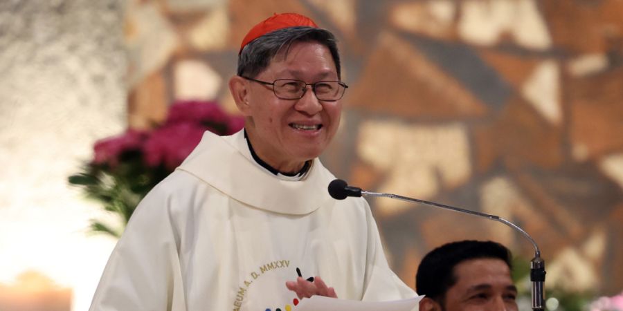ARCHIV - Kardinal Luis Antonio Tagle zelebriert die 18.00 Uhr-Messe am Tag der Arbeit in seiner Pfarrei San Felice da Cantalice, die sich am Stadtrand von Rom im Stadtteil Centocelle be...