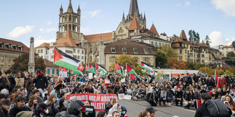 Die Demonstrierenden in Lausanne prangerten insbesondere die Haltung der Schweiz zu Israel an.