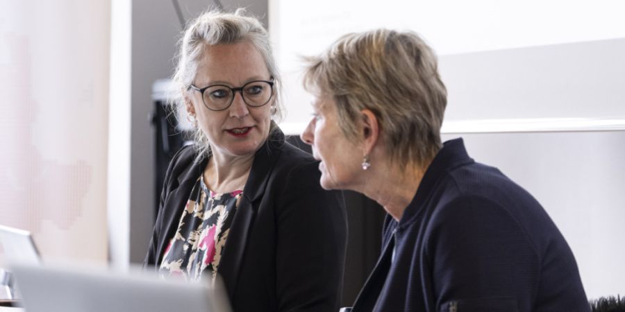 Regierungsrätin Aline Trede (Grüne) informierte am Freitag gemeinsam mit Barbara Wiedmer Rohrbach vom Amt für Gemeinden und Raumordnung zum Beschleunigungserlass.