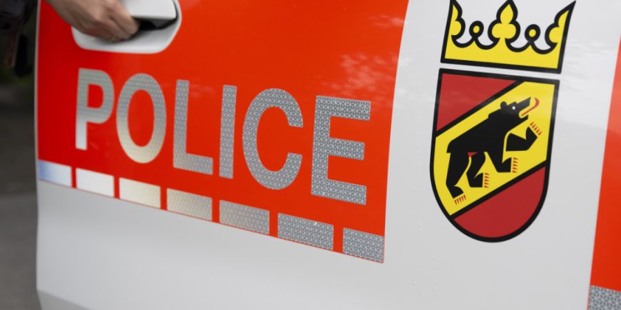Nach einer Clubräumung in Bern kam es zu Ausschreitungen gegen die Polizei. Ein Polizist wurde leicht verletzt, die Einsatzkräfte setzten Zwangsmittel ein. (Archivbild)