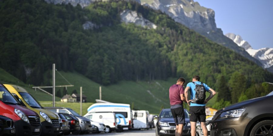 An schönen Tagen ist der Parkplatz in Wasserauen bis auf den letzten Platz besetzt. Wer sein Auto hier abstellen möchte, muss mittlerweile tiefer in die Tasche greifen. (Archivbild)