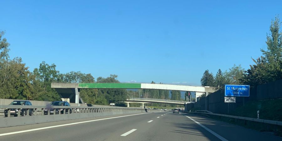 Die Fussgängerbrücke in St.Margrethen wurde vor geraumer Zeit in grün-weiss gehüllt.