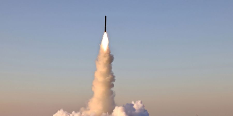 HANDOUT - Dieses von der nordkoreanischen Regierung via AP zur Verfügung gestellte Foto zeigt einen Test mit einer unter Wasser abgefeuerten Rakete in den östlichen Gewässern des Lan...