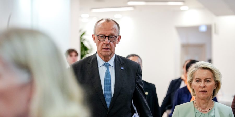 ARCHIV - Bundeskanzler Friedrich Merz (CDU) und Ursula von der Leyen (r), Präsidentin der Europäischen Kommission, kommen beim informellen Treffen der Staats- und Regierungschefs der ...