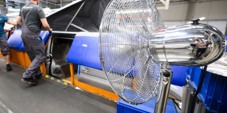 Ventilatoren können in heissen Fabrikhallen Abhilfe schaffen.