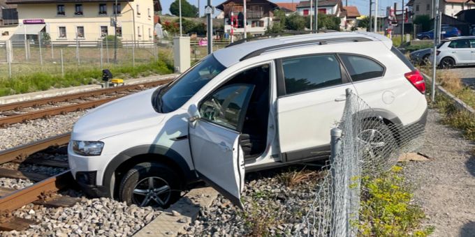 Bahnhof Courtepin FR - Autofahrer fährt beim Parkieren auf Gleis