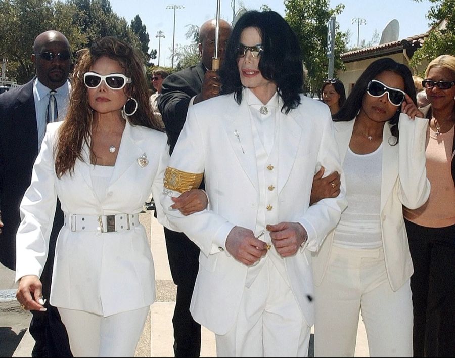 Von links: La Toya Jackson, Michael Jackson und Janet Jackson im Jahr 2004.