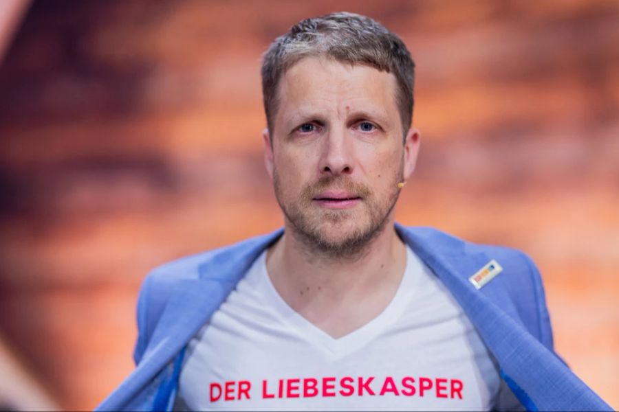 Jetzt hat Pocher zwei Ehen hinter sich. «Der Liebeskasper» prangt auf seinem Shirt. (Archivbild)