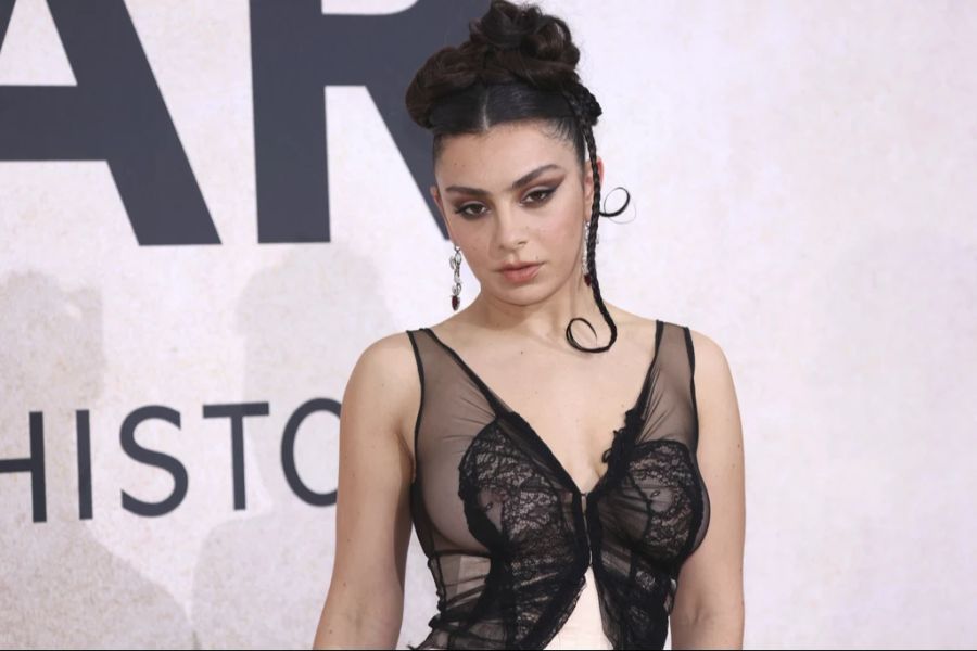 Im Internet erhält sie viel Unterstützung – zum Beispiel durch die britische Sängerin Charli XCX.