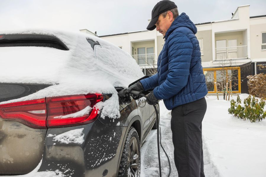 mann lädt sein auto auf