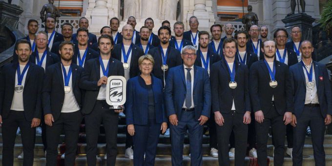 Bundespräsidentin Viola Amherd hat die Schweizer Eishockey-Nati im Bundeshaus empfangen. Eishockey-WM