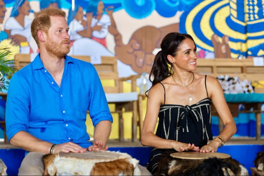 Prinz Harry (l) mit seiner Frau Meghan Markle (r). (Archivbild)