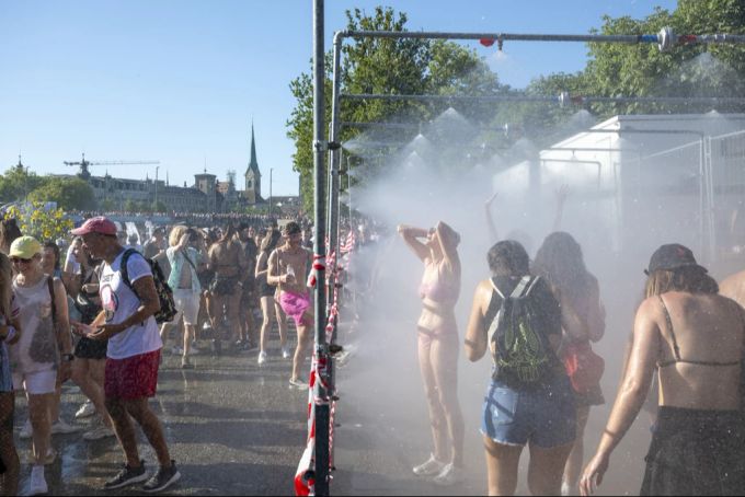 Hier wird an der Street Parade geduscht. Street Parade