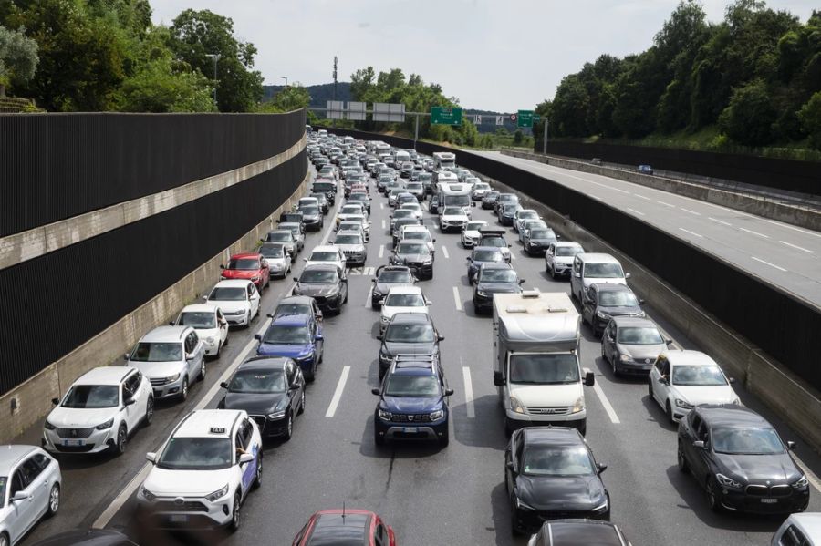 Wenn die Autobahnen ausgebaut werden, kann Stau vermieden und damit Geld gespart werden.