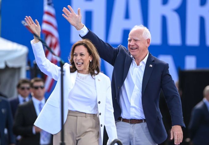 Präsidentschaftskandidatin Kamala Harris zusammen mit Tim Walz, Gouverneur von Minnesota, bei einem Kampagnen-Event. (Archivbild) kamala harris tim walz