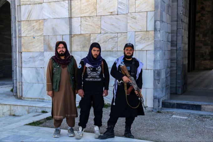 Bewaffnete Sicherheitspatrouillen der Taliban sorgen dafür, dass sich auch alle an die Regeln halten. (Archivbild) Taliban