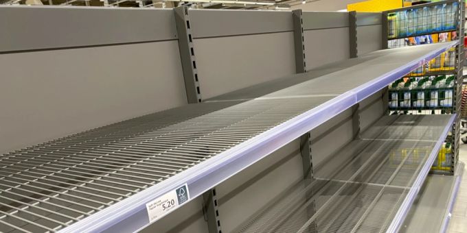 Getränkehändler und Supermärkte sahen sich mit einer ungewöhnlich hohen Nachfrage an Wasser konfrontiert. (Symbolbild) leeres regal