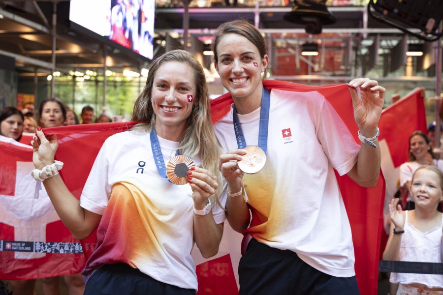 Nina Brunner und Tanja Hüberli holen bei Olympia 2024 Beachvolleyball-Bronze.