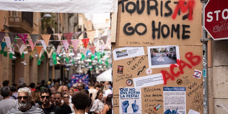 Die Botschaft an Touristen ist deutlich, auch hier bei einem Strassenfest in Barcelona.