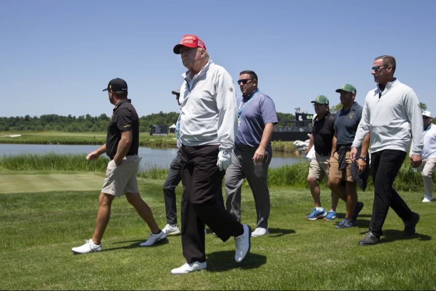 Ex-Präsident Donald Trump geht auf Fairway beim 17. Loch des «Trump National Golf Club» in Sterling, Virginia, während dem 2023 LIV Golf DC Turnier. Nun könnte der Golfclub beschlagnahmt wer