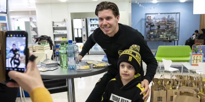 Cedric Itten beim Besuch des Inselspitals im April 2023. YB