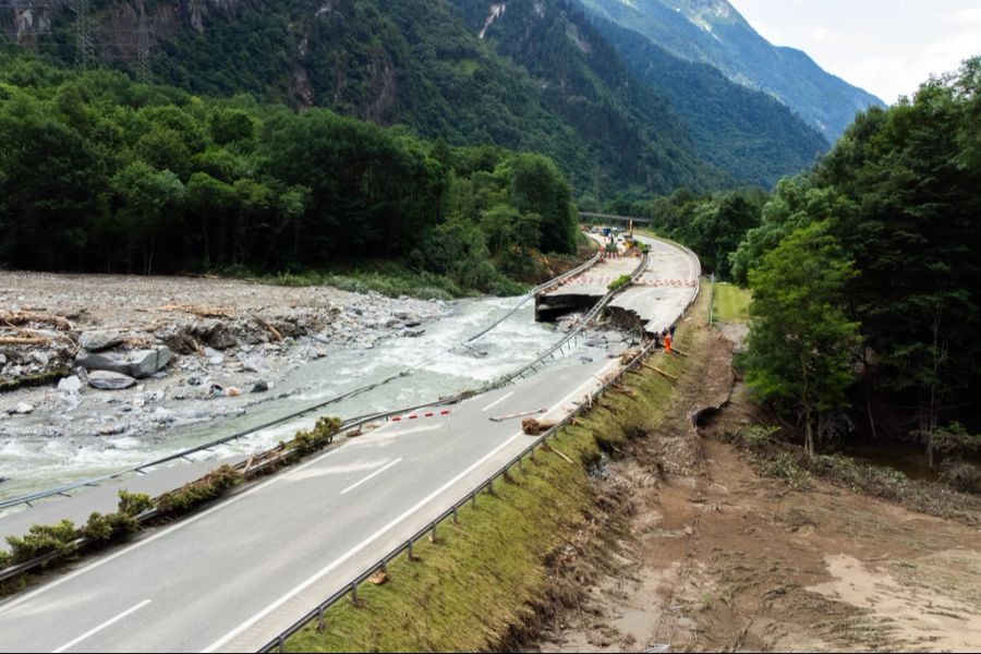 Auch ein Teil der Autobahn A13 wurde zerstört.