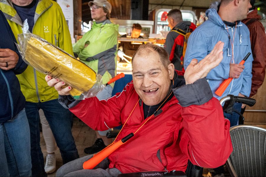 Ruedi Ruchti freut sich über den 2. Preis bei der Tombola.