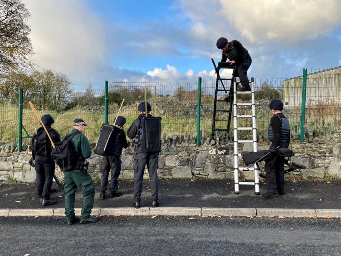 In Nordirland gab es einen Bombenanschlag. Ein Team der Armee untersucht den Tatort in Strabane. nordirland