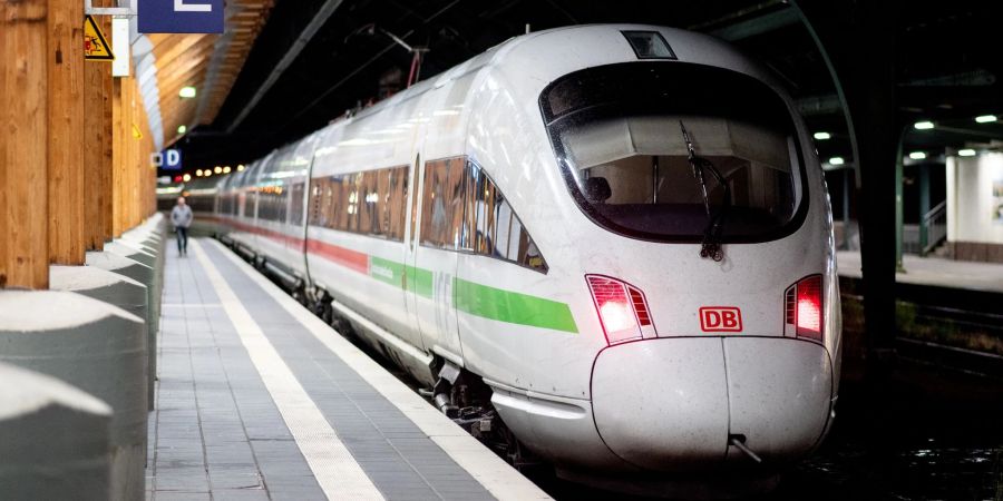 Die Deutsche Bahn will während der Sanierungen Umleitungen für den Fern- und Güterverkehr einrichten.