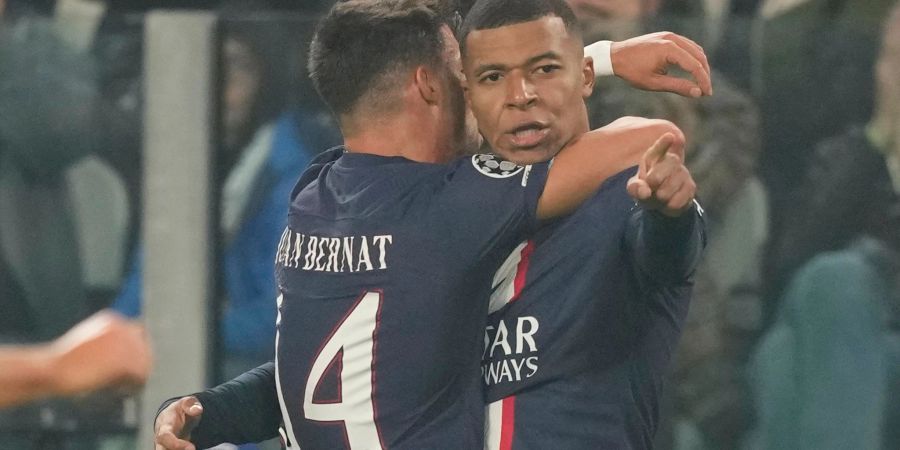 PSG-Star Kylian Mbappé (r) traf in Turin.