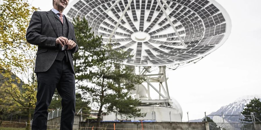 Der Chef von Leuk TDC, John Harris, präsentierte am Dienstag in Leuk VS die erste Solaranlage Europas in Satellitenschüsseln.