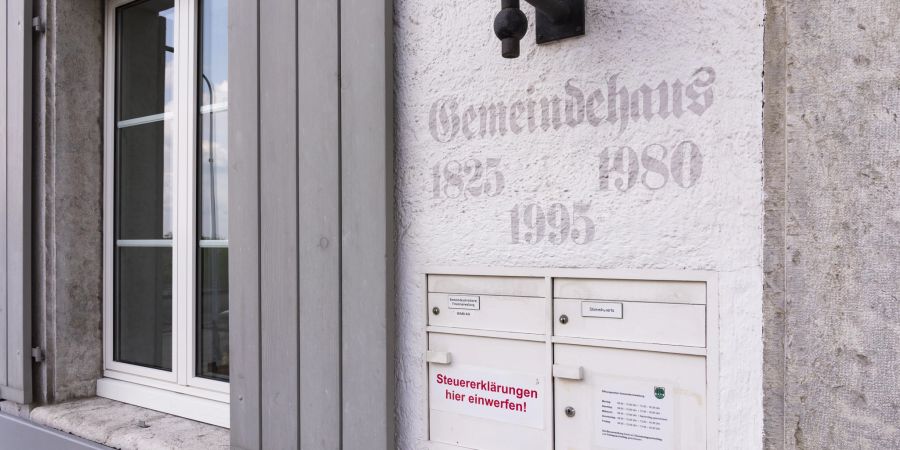 Ein Briefkasten am Gemeindehaus Wiedlisbach.