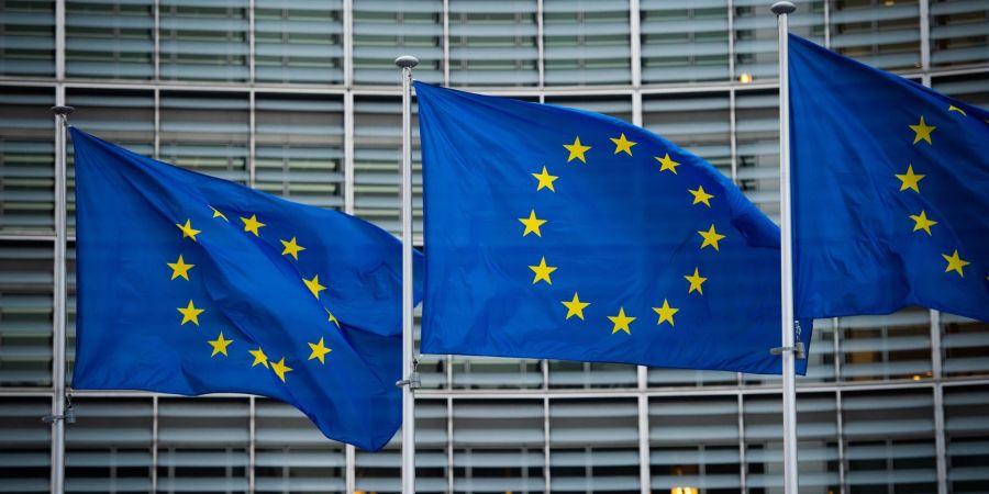 Flaggen der Europäischen Union wehen im Wind vor dem Berlaymont-Gebäude der Europäischen Kommission.