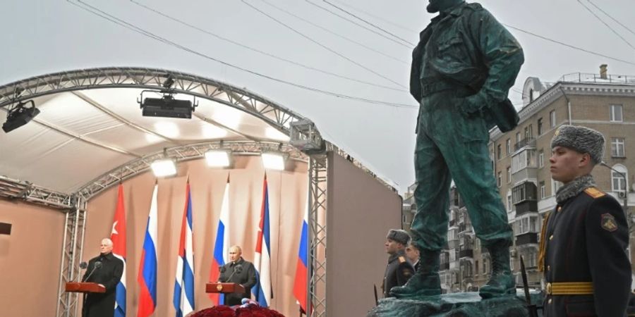 Diaz-Canel (hinten l.) und  Putin bei Enthüllung von Castro-Statue in Moskau