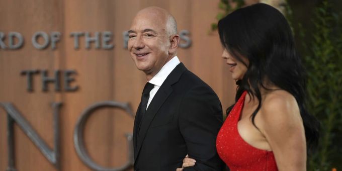 Jeff Bezos und Lauren Sanchez waren im August an der Premiere der «Herr der Ringe»-Serie in London (GB). jeff bezos
