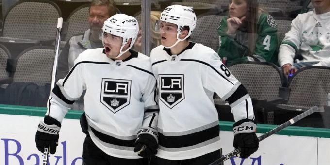 Kevin Fiala (l.) feiert einen Treffer im Trikot der Los Angeles Kings. Kevin Fiala NHL