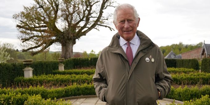 Charles vor der «Alten Platane» im Garten von Dumfries House. könig charles iii