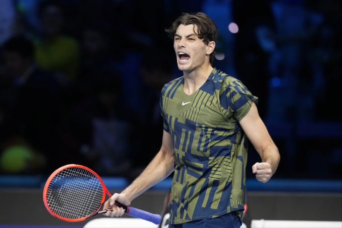 Taylor Fritz überrascht bei seiner ATP-Finals-Premiere und schlägt Rafael Nadal am Ende souverän. Taylor Fritz