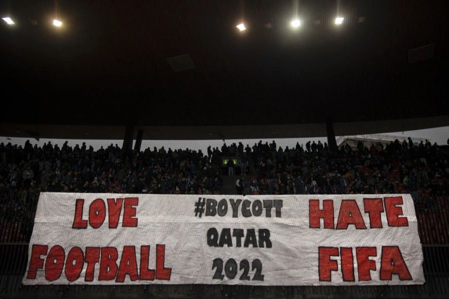 Auch die Fans des FC Zürich haben am letzten Heimspiel ein Banner aufgehängt, auf dem zum Boykott der WM 2022 aufgerufen wird.