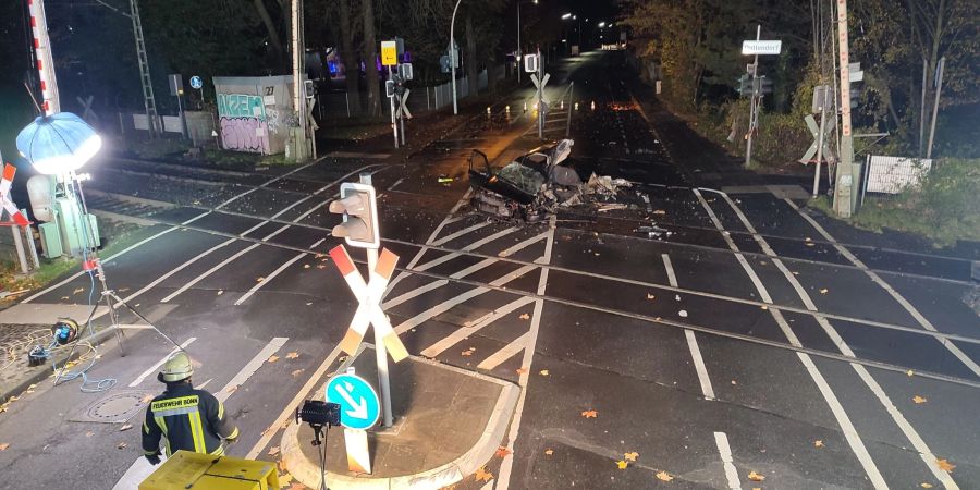Der Bahnübergang, an dem ein ICE in ein auf den Gleisen stehendes Auto hineingefahren ist. In dem Wagen befanden sich keine Menschen, wie die Feuerwehr mitteilte.