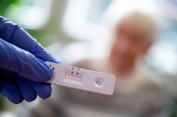 Eine Altenpflegerin hält in einem Seniorenheim einen Antigen-Corona-Schnelltest in der Hand. Coronavirus