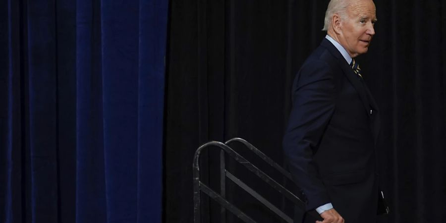 Präsident Joe Biden verlässt die Jones Elementary School, nachdem er über Gesundheitsversorgung gesprochen hat. Foto: Patrick Semansky/AP/dpa