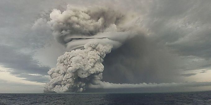 Eine gewaltige Säule aus Asche schiesst aus dem Vulkan. (Tonga Geological Services/ZUMA Press Wire Service/dpa) vulkan