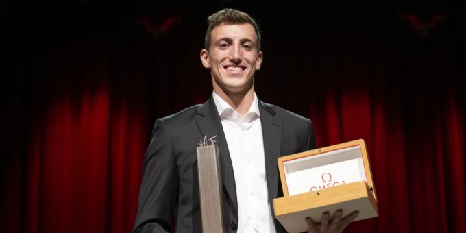 Der Leichtathlet Simon Ehammer posiert nach der Entgegennahme seiner Auszeichnung zum Schweizer Leichtathlet des Jahres, waehrend der Swiss Athletics Night, am Samstag, 19. November 2022 in Bern. Simon Ehammer